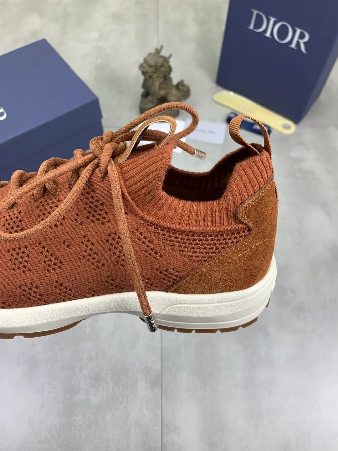 Men's men's shoes P400 new Dior Tech sneakers 2026 early spring series new products, with fashionable details, highlighting retro aesthetics. The fly-knit upper is spliced ​​with the sides of apricot transparent mesh fabric, and the leading edge of the upper window is laminated with high-frequency flat ironing and counter-pressure. The original craftsmanship is beautiful, comfortable and does not fall off. The interior is made of tonal sheep lining, which is soft and comfortable. The heel and tongue are embellished with the Paris logo. The textured TPU soles with the same tonal logo add to the high-end style.  Code number: 38-45 (46 customized)
